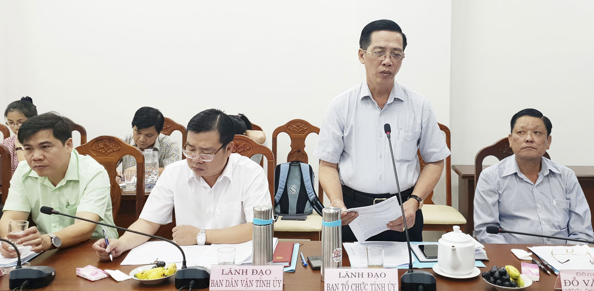Ông Lưu Tài Đoàn, Ủy viên Ban Thường vụ Tỉnh ủy, Trưởng Ban Tổ chức Tỉnh ủy phát biểu ý kiến tại buổi làm việc.