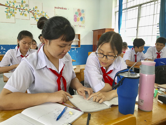 Các em HS Trường THCS Võ Văn Kiệt mang theo bình nước bằng inox, bình giữ nhiệt  đến trường thay cho nước đóng chai.