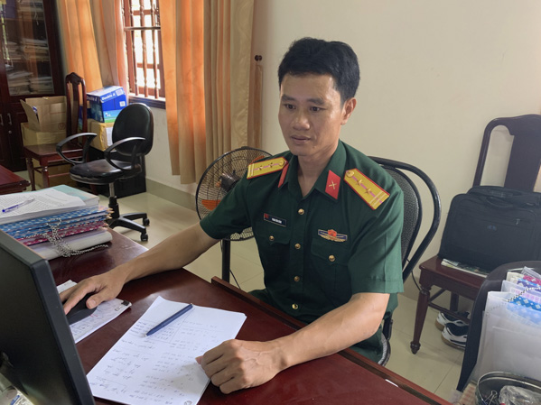 Trung tá Phan Văn Năm kiểm tra các trường hợp làm hồ sơ chi trả trợ cấp.
