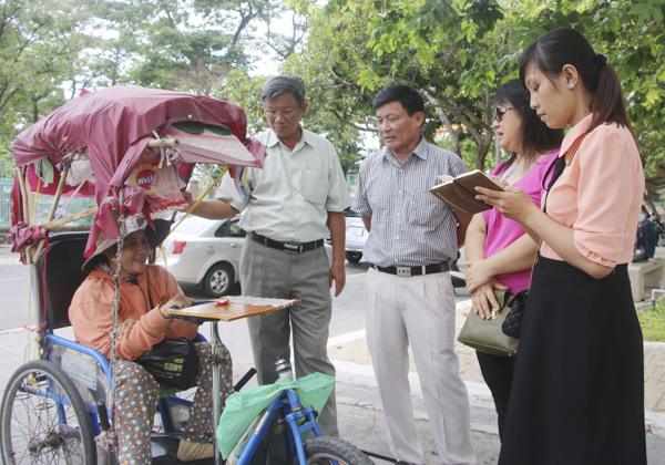 Bà Nguyễn Thị Kim Oanh (NKT ở phường Kim Dinh, TP. Bà Rịa) được vay 5 triệu đồng từ Hội NNCĐDC và BTXH tỉnh để làm vốn bán vé số. Hiện nay, bà có thu nhập từ 100-150 ngàn đồng/ngày.