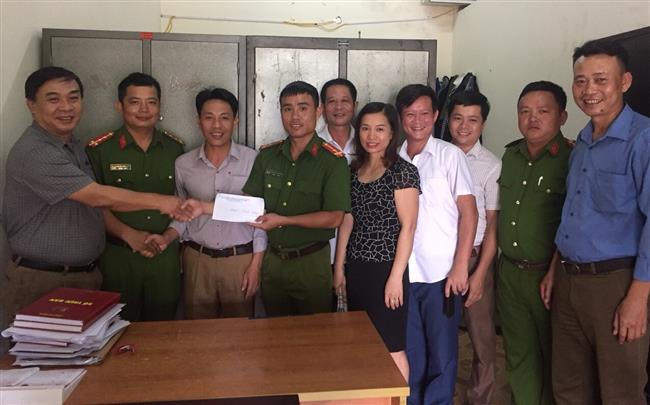 UBND xã khen thưởng Tổ Công an PTX Hưng Lộc vì có nhiều thành thích trong công tác đấu tranh phòng, chống tội phạm