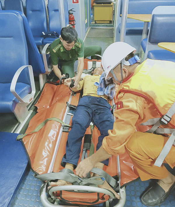 Ngư dân Đặng Công Minh bị tai nạn lao động được đưa lên tàu SAR 413