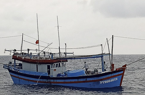 Tàu cá PY 90046TS (tỉnh Phú Yên) có ngư dân bị tai nạn lao động.