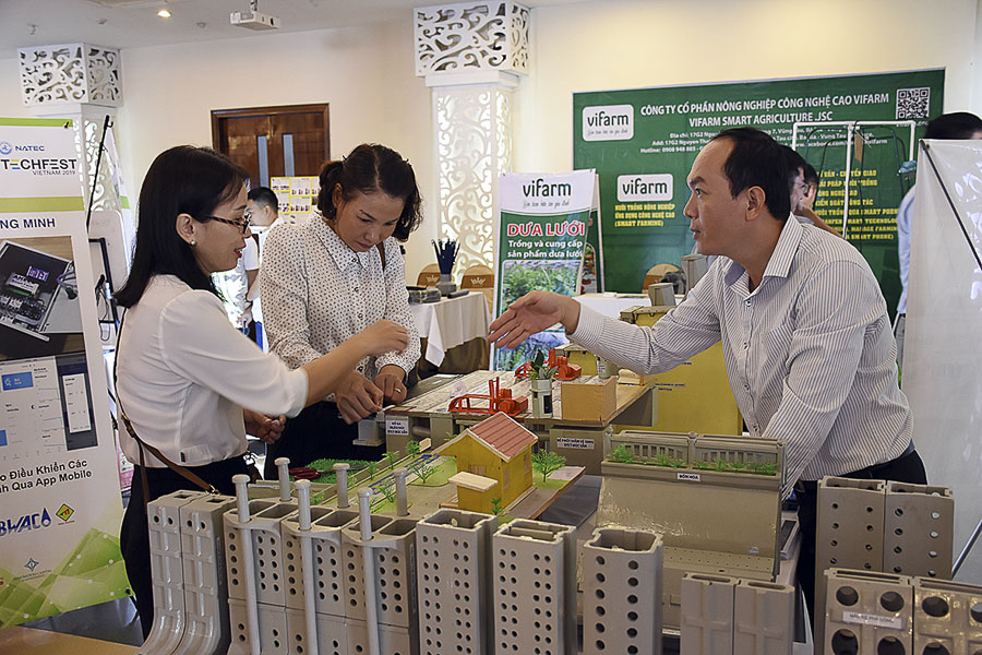Các đại biểu tham quan khu trưng bày gian hàng của Công ty CP Khoa học - Công nghệ Việt Nam (Busadco).
