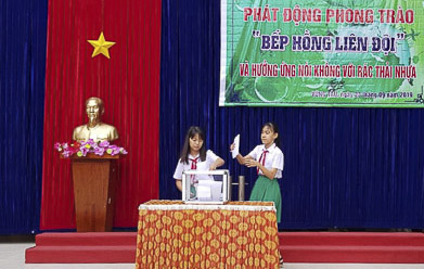 HS Trường THCS Nguyễn Thái Bình quyên góp ủng hộ phong trào “Bếp hồng liên đội”.