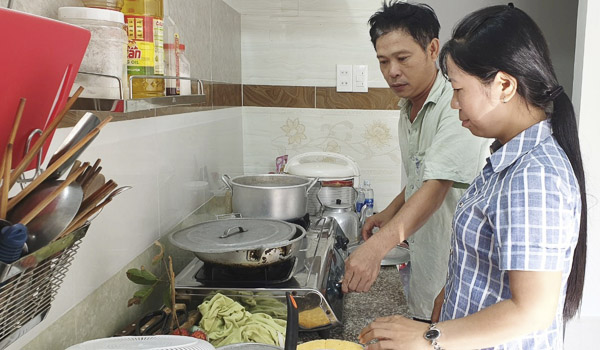 Vợ chồng chị Nguyễn Thanh Trúc - anh Ngô Trung Khoa trong ngôi nhà mới.