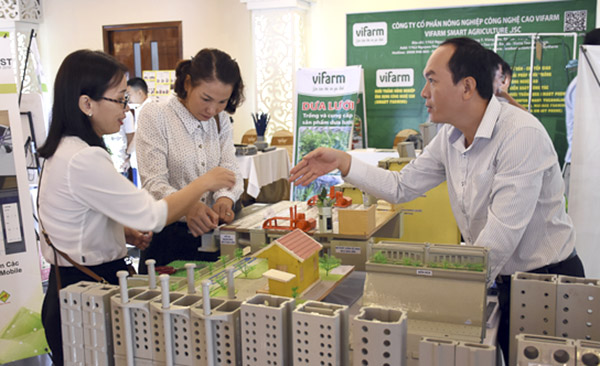 Du khách tham quan khu trưng bày gian hàng của Công ty CP Khoa học - Công nghệ Việt Nam (Busadco).