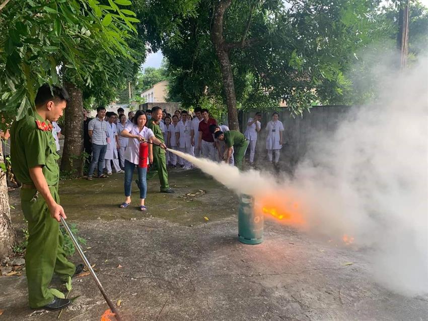 Các học viên đang thực hành kỹ năng chữa cháy