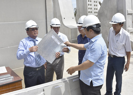 KH-CN sẽ tạo tiền đề thúc đẩy sự phát triển của xã hội. Trong ảnh: Sản xuất vật liệu phục vụ ngành xây dựng đô thị tại Nhà máy Khoa học công nghệ Busadco (xã Hòa Long, TP. Bà Rịa).