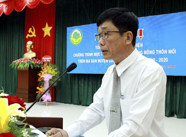 Ông Trần Kim Phúc, Phó Chủ tịch UBND huyện Long Điền báo cáo kết quả 10 năm xây dựng NTM tại địa phương.