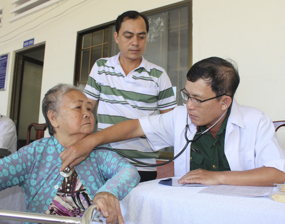 Bác sĩ khám và tư vấn sức khỏe cho người dân xã An Ngãi, huyện Long Điền.