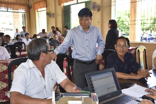Ông Trần Văn Tuấn, Phó Chủ tịch UBND tỉnh tìm hiểu, nắm bắt thông tin vay vốn của bà con tại xã Hòa Hưng, huyện Xuyên Mộc.