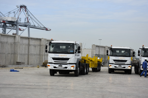 Xe đầu kéo tại Cảng Hưng Thái vận chuyển container  tại cảng Dịch vụ Tổng hợp Hưng Thái.