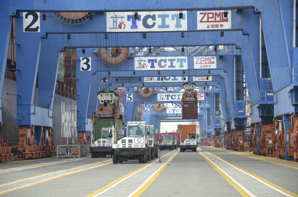 Bốc xếp hàng xuất nhập khẩu tại cảng TCIT. Ảnh: TRÀ NGÂN