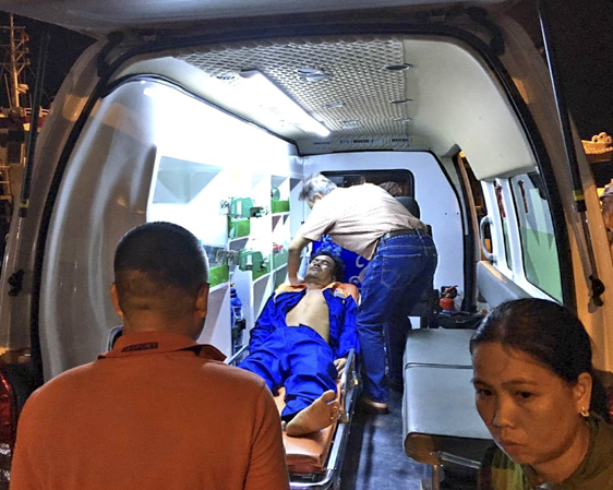 Sau khi được đưa vào bờ an toàn, ngư dân bị nạn được chuyển lên xe cứu thương về bệnh viện tiếp tục cứu chữa.