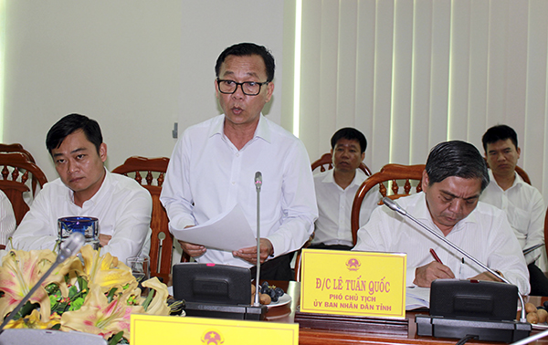 Ông Trần Văn Cường, Giám đốc Sở NN-PNNT báo cáo thực trạng nghề cá và các giải pháp phòng chống IUU của tỉnh trong thời gian qua.