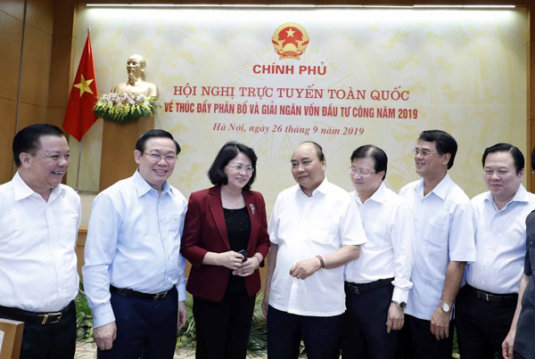 Thủ tướng Nguyễn Xuân Phúc trao đổi với các đại biểu dự hội nghị.  Ảnh: THỐNG NHẤT