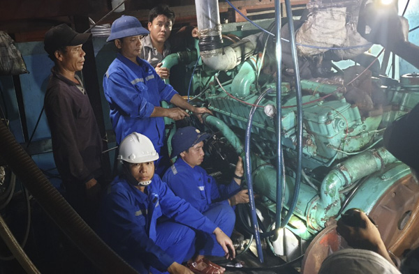 Nhân viên kỹ thuật Âu tàu Sinh Tồn sửa chữa máy tàu.