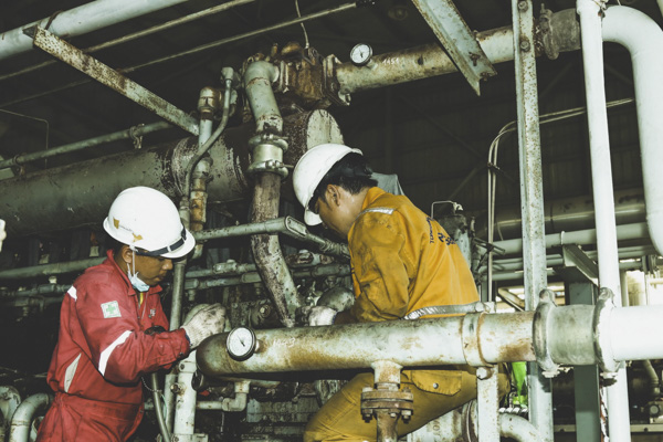 Kỹ sư, công nhân Công ty Đường ống khí Nam Côn Sơn (đơn vị thuộc PV Gas) trong giờ sản xuất.