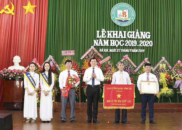 Ông Nguyễn Hồng Lĩnh, Ủy viên Trung ương Đảng, Bí thư Tỉnh ủy, Chủ tịch HĐND tỉnh trao Cờ thi đua của UBND tỉnh cho Trường CĐ Sư phạm BR-VT.