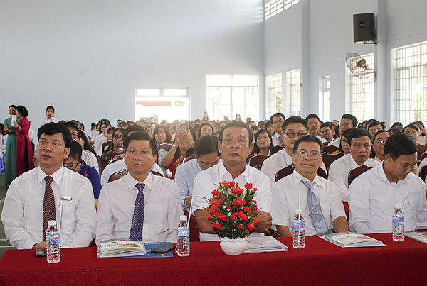 Ông Trần Văn Tuấn, Phó Chủ tịch UBND tỉnh (thứ hai, bên trái sang) tham dự Lễ khai giảng.