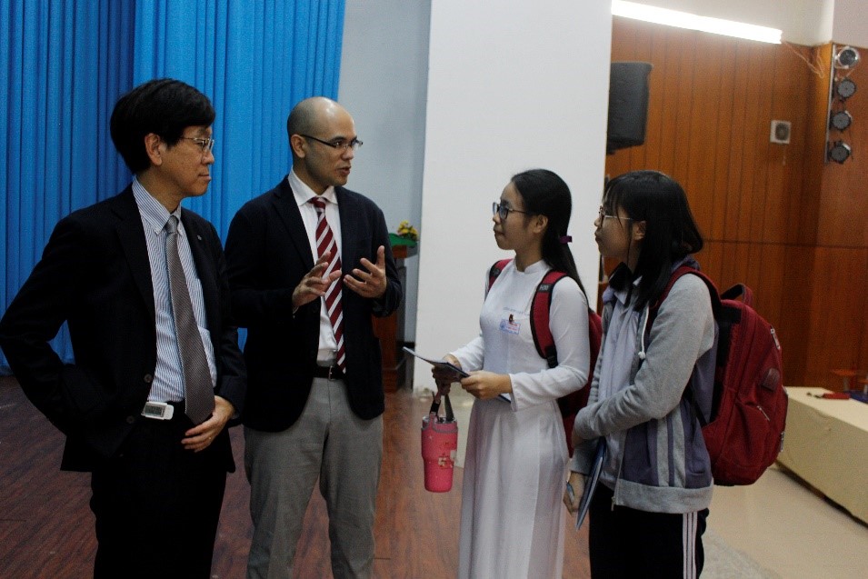 Thầy Darren Thomas Biggs, phụ trách tuyển sinh khu vực Việt Nam (thứ hai bên trái qua) giải đáp những câu hỏi của HS Trường THPT Chuyên Lê Đôn về cơ hội học bổng tại Trường ĐH Quốc tế Tokyo.