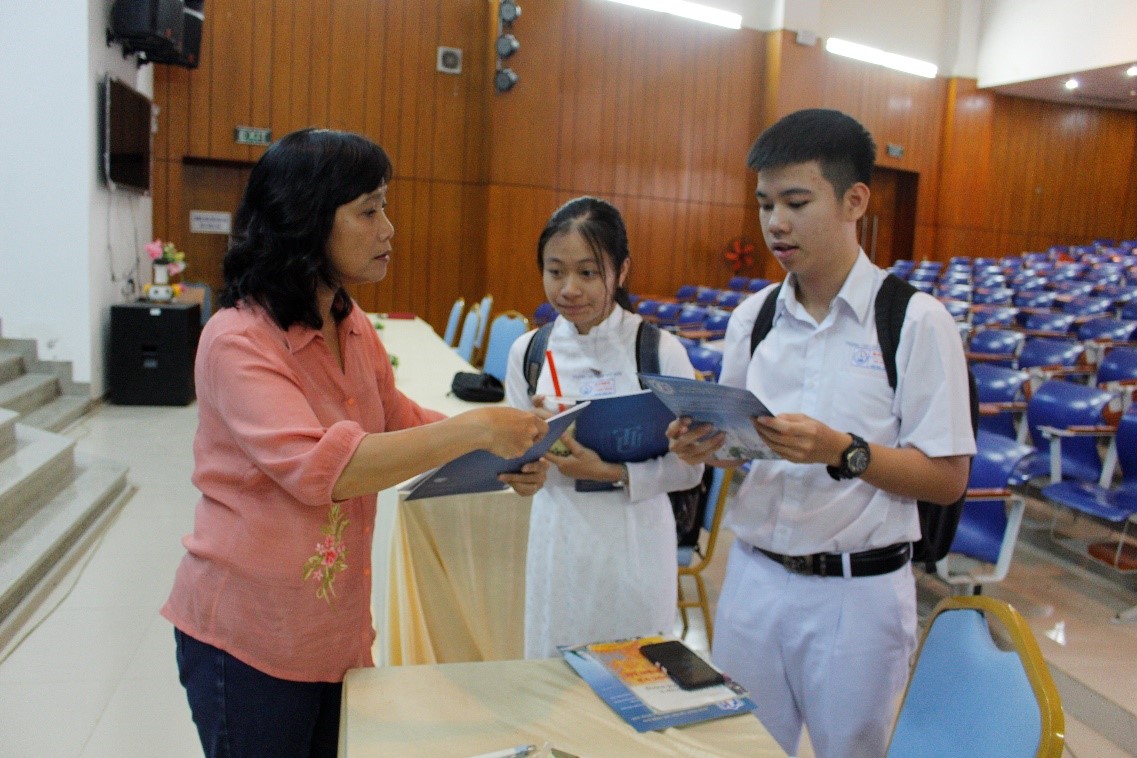 Đại diện Văn phòng Trường ĐH Quốc tế Tokyo tại Việt Nam hướng dẫn HS Trường THPT Lê Qúy Đôn làm hồ sơ dự tuyển vào trường.