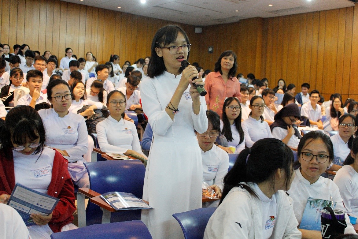 HS Trường THPT Chuyên Lê Qúy Đôn đặt câu hỏi về các nội dung của bài luận.