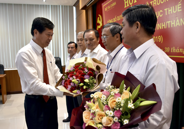 Ông Nguyễn Minh Cường, Phó Cục trưởng Cục thuế tỉnh tặng hoa đại diện Chi cục Thuế Khu vực Xuyên Mộc - Châu Đức.