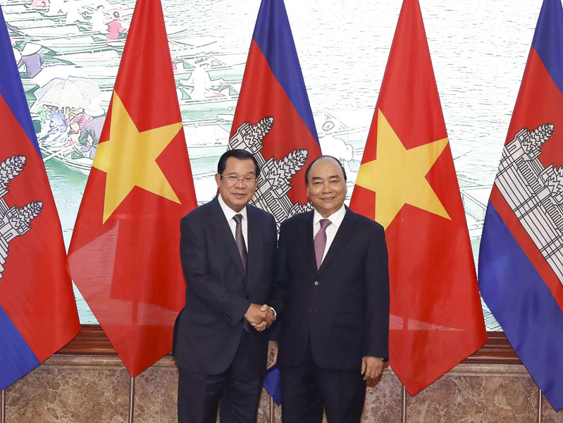 Thủ tướng Chính phủ Nguyễn Xuân Phúc và Thủ tướng Vương quốc Campuchia Samdech Techo Hun Sen  tại Trụ sở Chính phủ. Ảnh: THỐNG NHẤT 