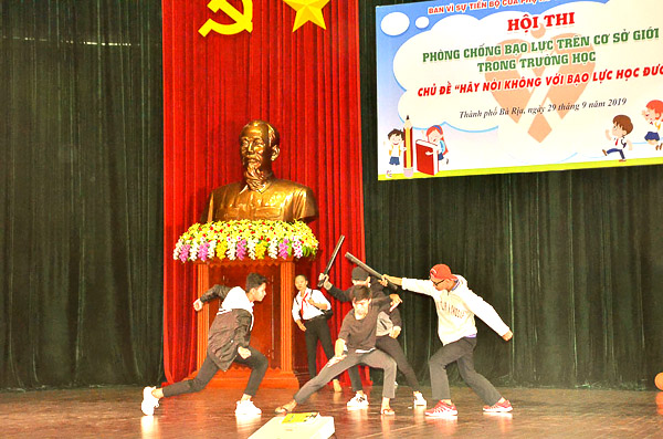  Cảnh đánh nhau trong trường học được HS Trường THPT Nguyễn Văn Cừ (huyện Châu Đức) thể hiện trong phần thi tiểu phẩm về bạo lực học đường.