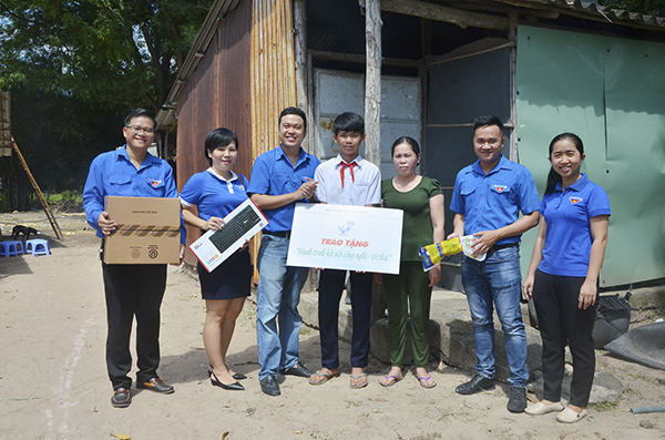 Đại diện Hội LHTNVN tỉnh và các nhà tài trợ trao bộ máy vi tính cho em Trịnh Công Tiến, HS lớp 8/3, Trường THCS Láng Dài, huyện Đất Đỏ.
