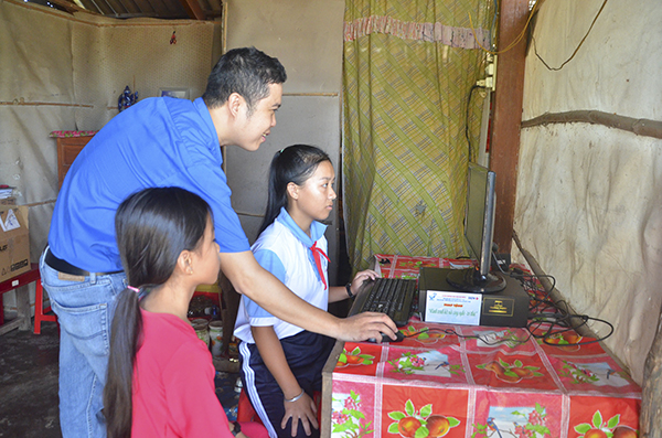 Đại diện Hội LHTNVN tỉnh và một số nhà tài trợ trao tặng bộ máy vi tính cho em Nguyễn Tuyết Nghi, lớp 9/1, THCS Láng Dài, huyện Đất Đỏ.