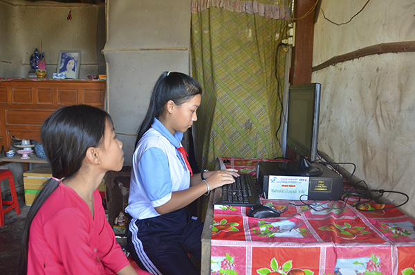Hai chị em Nguyễn Tuyết Nghi (phải) và Nguyễn Đinh Ngọc Tuyền, tổ 42, ấp Gò Sầm, xã Láng Dài, huyện Đất Đỏ, háo hức sử dụng bộ máy vi tính vừa được tặng.