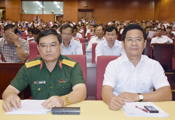 Ông Bùi Chí Thành, Ủy viên Dự khuyết Trung ương Đảng, Ủy viên Ban Thường vụ Tỉnh ủy, Chủ tịch Ủy ban MTTQ Việt Nam tỉnh (bên phải) tham dự hội nghị.