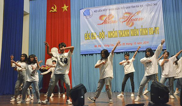 Tiết mục nhảy hiện đại với tên “Tuổi trẻ hội nhập” của CLB Long Điền.