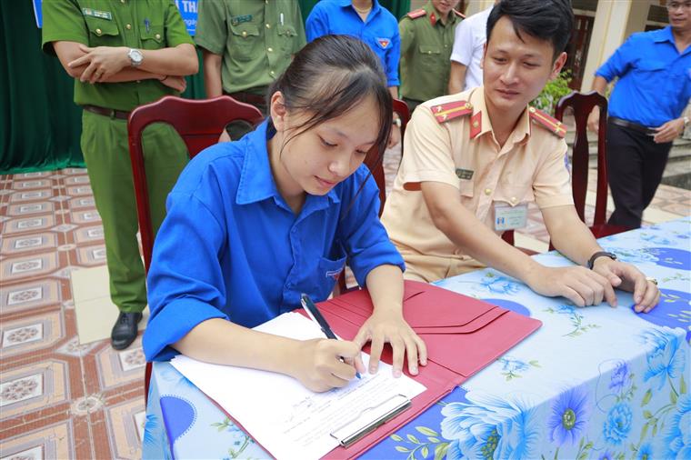 Các em học sinh Ký cam kết không vi phạm pháp luật.