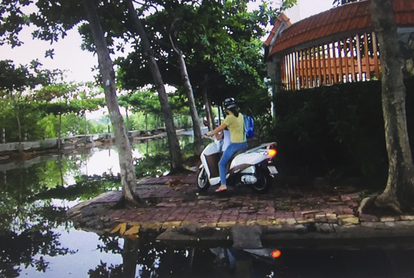 Nước ngập lênh láng mặt đường Tôn Đức Thắng (phường 9, TP.Vũng Tàu) nên người dân phải chạy xe máy lên vỉa hè.