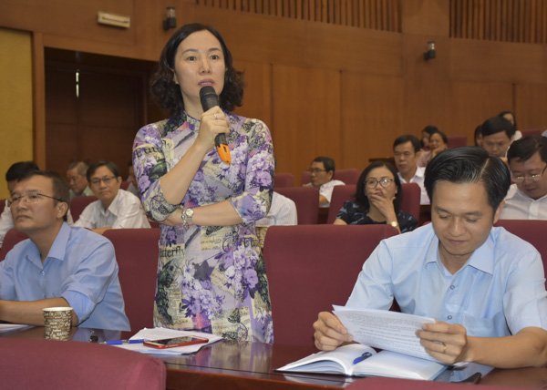 Bà Trương Thảo Hiền, Trưởng Phòng Quy hoạch kiến trúc, Sở Xây dựng đóng góp ý kiến tại hội nghị.