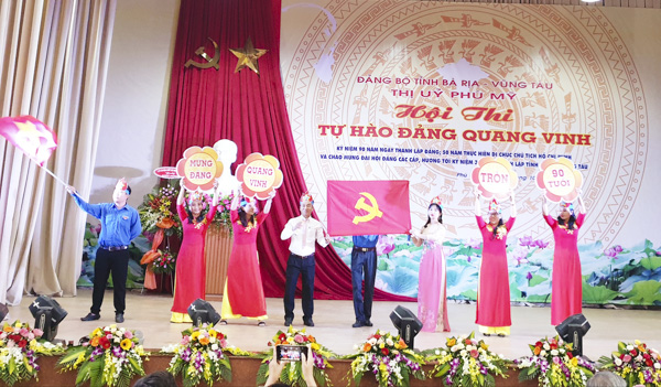 Phần thi Tự giới thiệu “Báo công dâng Đảng” của Đảng bộ phường Tân Phước - đội đạt giải Nhất Hội thi “Tự hào Đảng quang vinh” do Thị ủy Phú Mỹ tổ chức.