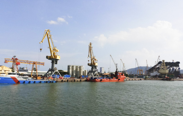 Căn cứ dịch vụ đóng sửa tàu thuyền và dịch vụ dầu khí bên bờ sông Dinh. Ảnh: NHỰT THANH