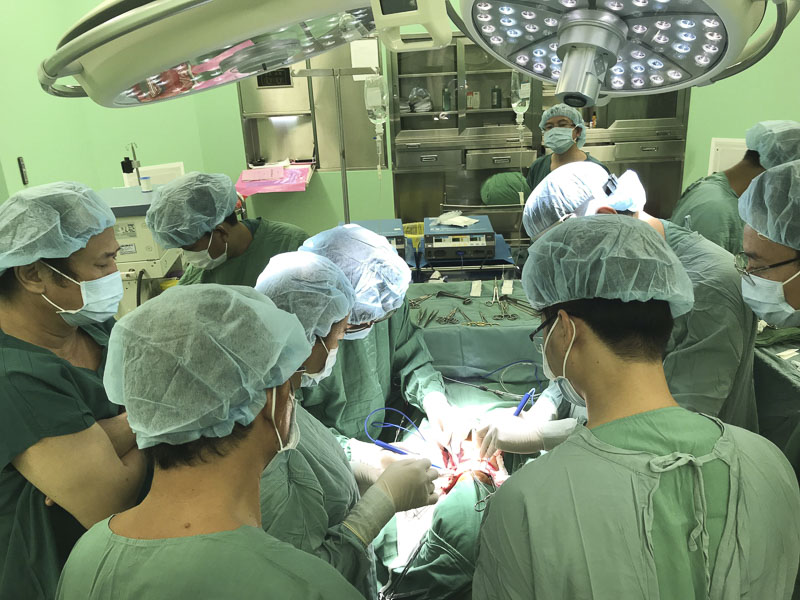 Các bác sĩ BV Bà Rịa thực hiện ca phẫu thuật cắt thanh quản cho bệnh nhân ung thư thanh quản, dưới sự tham gia và hướng dẫn của bác sĩ BV Chợ Rẫy.