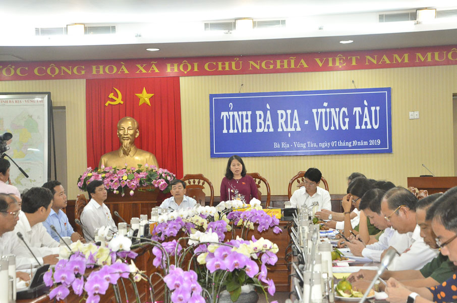 Bà Nguyễn Thị Yến, Phó Bí thư Thường trực Tỉnh ủy, Trưởng Đoàn ĐBQH tỉnh phát biểu tại hội nghị.