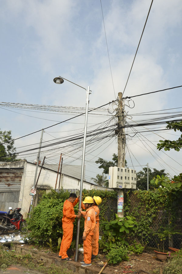 ĐVTN Điện lực Long Điền lắp đặt trụ đèn chiếu sáng tại  “Tuyến đường thanh niên kiểu mẫu”, ấp An Thạnh, xã An Ngãi, huyện Long Điền.