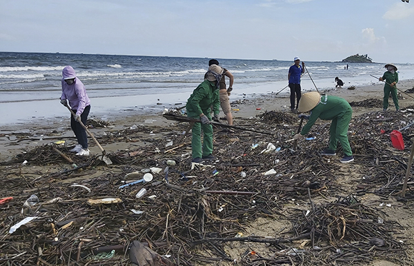 Công nhân Công ty CP dịch vụ môi trường và công trình đô thị Vũng Tàu thu thug om rác thải trôi dạt vào bờ biển Vũng Tàu sáng ngày 7/10.