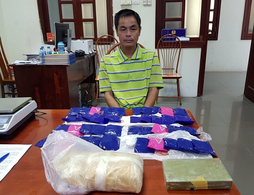 Đối tượng Hứa Văn Lợi và tang vật.