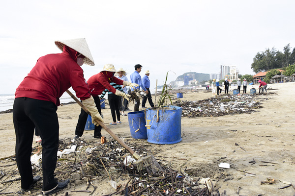 KDL Biển Đông huy động hơn 100 nhân viên thu gom rác.