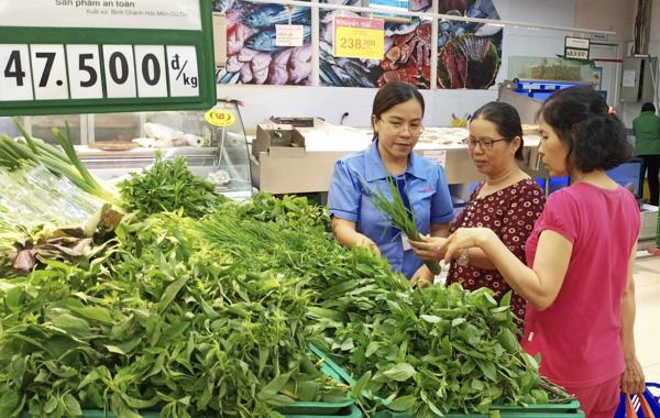 Siêu thị Co.op Mart Vũng Tàu đã chuyển sang sử dụng lá chuối để gói rau củ nhằm bảo vệ môi trường. Ảnh: ĐÔNG HIẾU