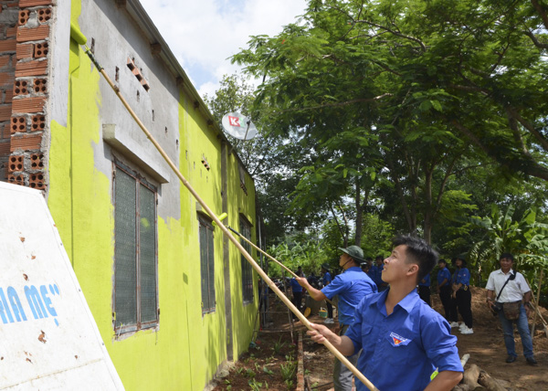 Đoàn viên, thanh niên giúp sơn tường “Ngôi nhà đoàn viên”  tặng anh Lê Văn Thành, ở thôn 4, xã Suối Rao, huyện Châu Đức. 