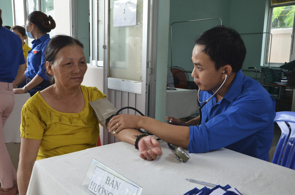 Y sĩ Trần Ngọc Hoài, CLB Thầy thuốc trẻ Trung tâm Y tế huyện Long Điền  khám bệnh và cấp thuốc cho người nghèo tại huyện Long Điền.